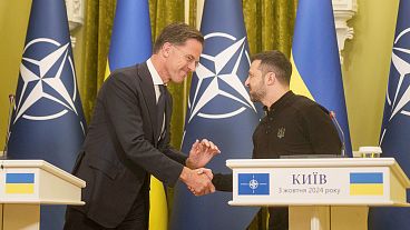 Il Segretario Generale della NATO Mark Rutte e il Presidente ucraino Volodymyr Zelenskyy si stringono la mano durante la conferenza stampa a Kyiv, 3 ottobre 2024