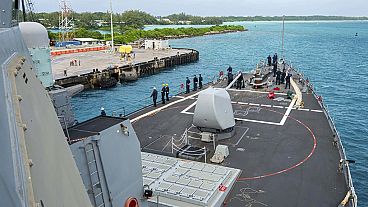 Esta foto fornecida pela Marinha dos EUA em 11 de fevereiro de 2023 mostra marinheiros da Marinha dos EUA a bordo do USS Paul Hamilton (DDG 60) durante uma visita de rotina ao porto de Diego Garcia.