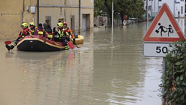 Vigili del Fuoco in gommone per per evacuare i civili dopo l'inondazione a Faenza, giovedì 19 settembre 2024