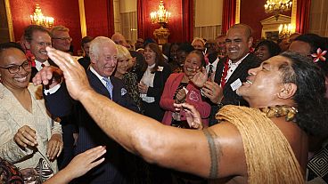 Carlos III dança com Freddie Tuilagi