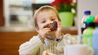 Un niño sostiene un donut