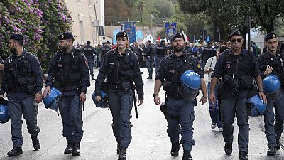 Poliziotti durante una protesta a Roma, 18 ottobre 2024