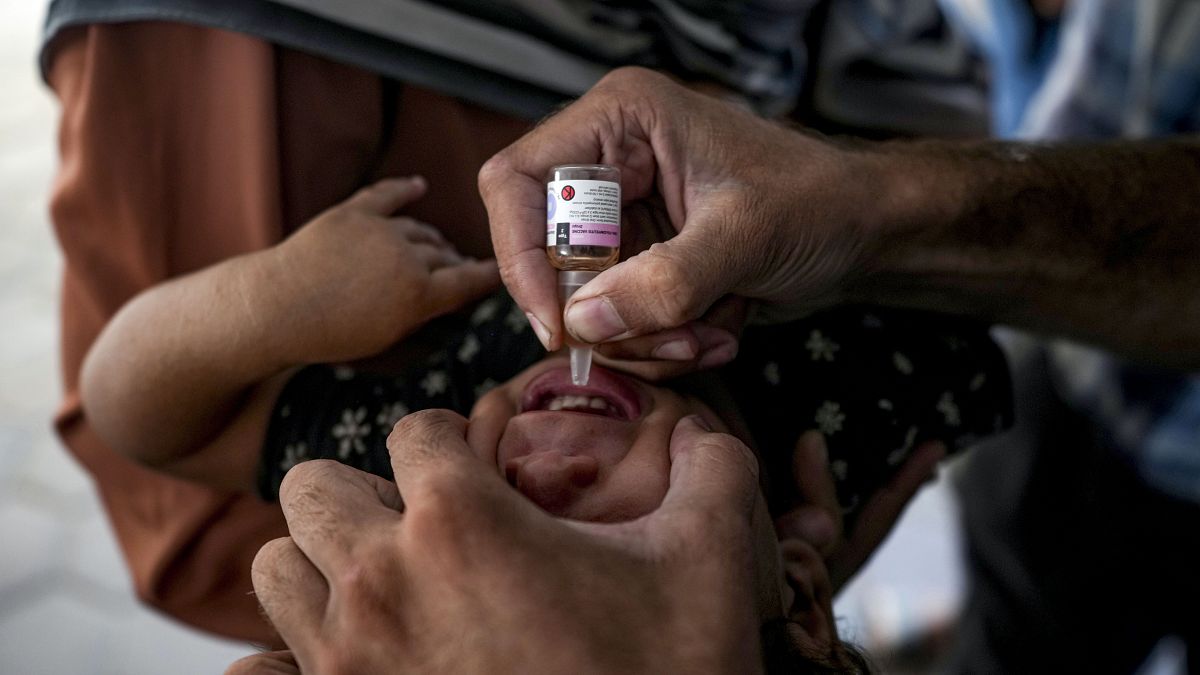 Un operatore sanitario somministra il vaccino antipolio a un bambino in un ospedale di Deir al-Balah, nella Striscia di Gaza centrale, domenica 1 settembre 2024. 