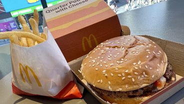 Una hamburguesa Quarter Pounder y patatas fritas de McDonald's, en Times Square de Nueva York, el miércoles 23 de octubre de 2024.