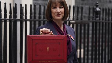 La Ministra de Hacienda británica, Rachel Reeves, sostiene la tradicional caja roja que contiene su discurso presupuestario, mientras posa para los medios en Downing Street.