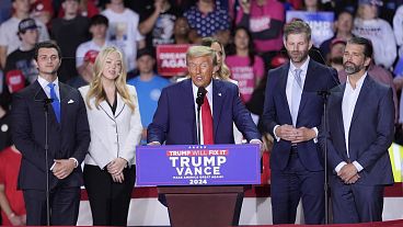 Donald Trump y su familia en el último día de la campaña para las elecciones presidenciales