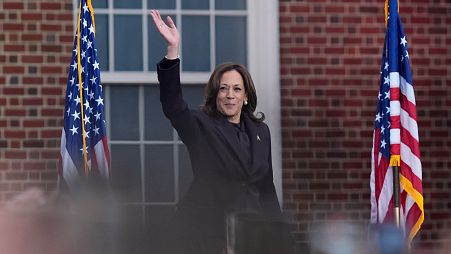 Kamala Harris kommt zu ihrer Wahlkampfrede an der Howard University in Washington, DC.