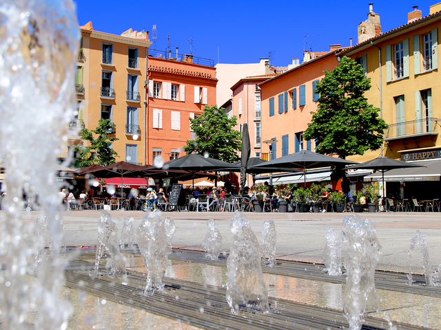 <p>Sunny tarraces can easily be found in  Perpignan</p>