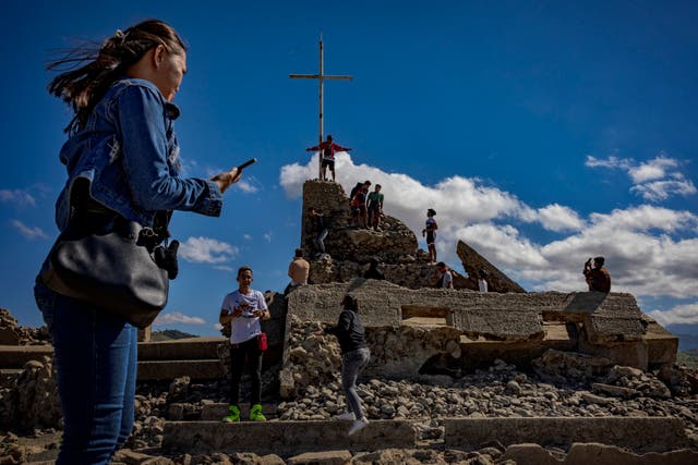 <p>People visit ruins of the sunken town of Pantabangan </p>