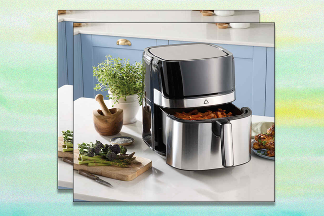 <p>This air fryer comes with a whopping 6.2l drawer, making it a great pick for big families and busy midweek meals</p>