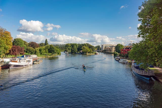 The Thames flows through Reading