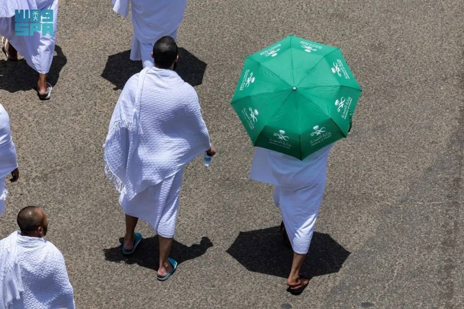 Saudi Arabia’s Ministry of Health emphasized on Friday the importance of using sun umbrellas to prevent sunstroke during the Hajj. (SPA)