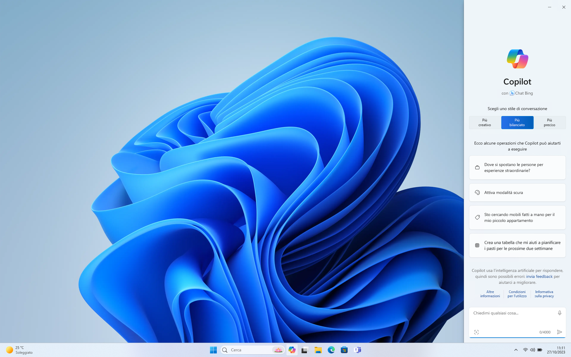 Screenshot del desktop di Windows con il tema chiaro e l'app di Copilot in Windows visualizzata, che corrisponde al tema.