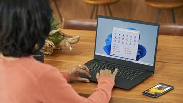 Windows 11을 실행하는 노트북에서 작업하는 여성