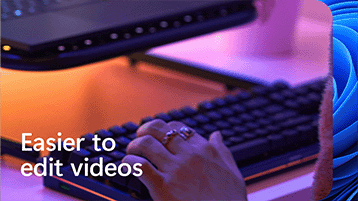 Attēls ar rokām uz spēļu tastatūras ar tekstu "Vieglāk rediģēt videoklipus" kreisajā apakšējā stūrī