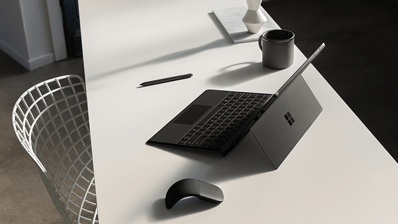 桌上的 Surface Pro 和鼠标