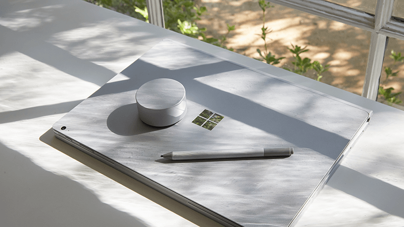 桌上的 Surface Book、Surface Dial 和 Surface 触控笔