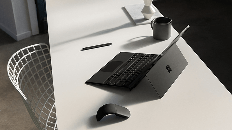 在桌上的 Surface Pro 和滑鼠