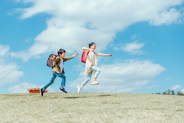 公園を走る小学生
                        