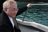 グラスボートの舳先に出て、埋め立てが進む海域を見つめる高須氏。＝15日、大浦湾　撮影：田中龍作＝