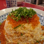 青山食堂 - 濃い味付けの鮭チャーハンの上にはたっぷりのイクラ。