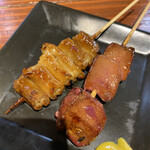 焼きとん 大黒 - 左がてっぽう100円税別、右がれば90円税別