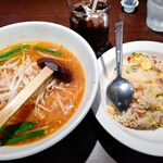 上海華龍 - 【2022.6.6(月)】本日の日替わり①(辛みそラーメン&半チャーハン)850円