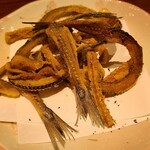 貫路 - おつまみ②細魚の骨煎餅(税込520円)
            骨煎餅は穴子が出てくるのだと注文前から想像していたら、細魚が出てきました。
            パリッと揚がっており、旨みもあって良かった