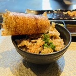 鉄板焼 風雅 - ◎ご飯をつぶしてオコゲの煎餅を作ってくれた。