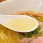 中華蕎麦 一心 - 透き通った黄金色の美味しいスープ