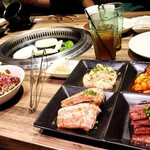 Yakiniku SEIKO-EN Ikebukuro East - サラダとホルモンと牛タンにサムギョプサル