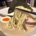 Hakata Ippuudou Hiroshima Fukuromachi Ten - 「極・白丸元味」（1,290圓）の麺アップ。