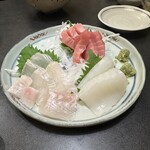 おでん・季節料理 萬よし - 刺身盛り合わせ