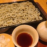 江戸蕎麥やぶそば - せいろうそば(税込825円)
            国産蕎麦粉を使い店内で打った9割蕎麦
            つゆは鰹節&昆布の出汁と濃い醤油を合わせて3日3晩寝かせたものだそう