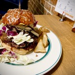 THUNDER BURGER - プルドポークバーガー。肉肉しい。おソースは少なめなのでケチャップ等たくさん追加しました