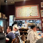 ビストロ巴里食堂 - 沢山の人で混み合う食堂。ワインのペアリング看板もナイス。ワイガヤ感が心地よい。