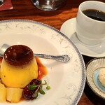 洋食　こけもも - ⑤バニラプリン、カットフルーツ添え
            お飲み物①HOT珈琲&メレンゲ茶菓子(税込300円)