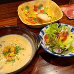 洋食　こけもも - ②クリームシチュー風スープ(占地、ベーコン、人参、クルトン、刻みパセリ)
            ③ミニサラダ(山葵菜、レタス、千切り紫甘藍、ミニトマト、胡瓜、オレンジ、スライスアーモンド、赤胡椒)
            ④バゲット