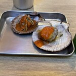 Ebi to Baniku to Nihonshu no Izakaya Ikebukuro Sakaemachi Yokomachi Ten - お通しの赤皿貝