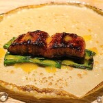 il Giorno - ②炭火焼き鰻(愛知県産)、炭火焼き葉玉葱、蕎麦粉クレープ、紅八朔のピュレソース添え
            炭火直焼きされた鰻の皮はバリバリに硬くモチモチとした蕎麦粉クレープとのコントラストが面白い