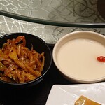 Sichuan Ryori Toushoumen Senfu Nihonbashi Ten - 川府 日本橋店 ランチ 五目焼きそば に付くキャベツの辛味調味料和えと杏仁豆腐