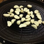 家庭食房 アリラン - 豚肉を焼く前にたっぷりニンニクを焼きます。