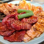 Hiroshima Yakiniku Nikuya Nobusuke Kamiyamachi - のぶすけの肉盛り【300g】(税込3,299円)
                        ①せせり(鶏肉)②豚トロ(豚肉)③豚バラ(豚肉)④？【忘れた、赤身】(牛肉)⑤千本【正式名:千本筋、サシ入り】(牛肉)
                        ⑥中落ち【サシ入り】(牛肉)