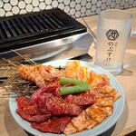 Hiroshima Yakiniku Nikuya Nobusuke Kamiyamachi - ①せせり(鶏肉)②豚トロ(豚肉)③豚バラ(豚肉)④？【赤身】(牛肉)⑤千本【サシ入り】(牛肉)⑥中落ち【サシ入り】(牛肉)
                        A4ランク以上の雌牛を売りにしているのに肉盛りの半分が鶏肉と豚肉(笑)