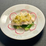 蒸し鶏のワサビ菜入りネギソースがけ