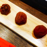 立ち喰い梅干し屋 - 甘い「焼き梅」、甘い「はちみつ」、酸っぱい「鶯」