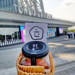 立ち喰い梅干し屋 - 東京スカイツリーをバックに「梅干」の写真を撮影