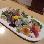 びんちょうや - 笑顔店主直伝の盛り刺(10種類)　太刀魚、カンパチ、鯛、アジ、ウニ、マグロ、イクラ、タコ、シメサバです。