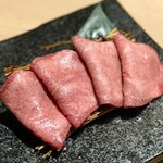 Wagyu A5 Mesuushi to Jukusei Gyushita Nikuya Ichiyuku - 熟成上タン