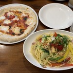 イタリア食堂 クチナーレ - 料理写真:菜園風ペペロンチーノとマルゲリータ